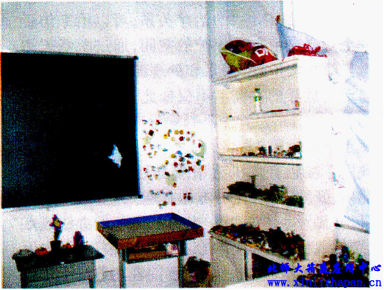 都江堰某学校在活动板房内的心理沙盘游戏室