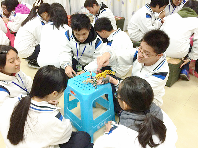 高中生在了解沙具