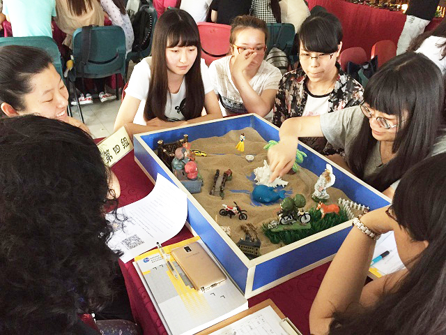 高中生在制作沙盘游戏作品