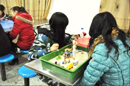 湖南春雷特训学校家庭沙盘游戏，母女连心