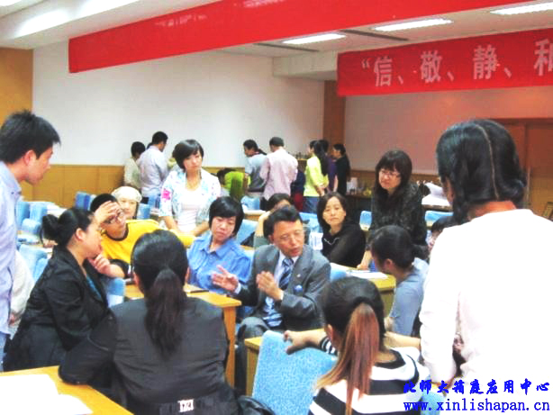 张日昇教授给学员讲解箱庭疗法的内涵