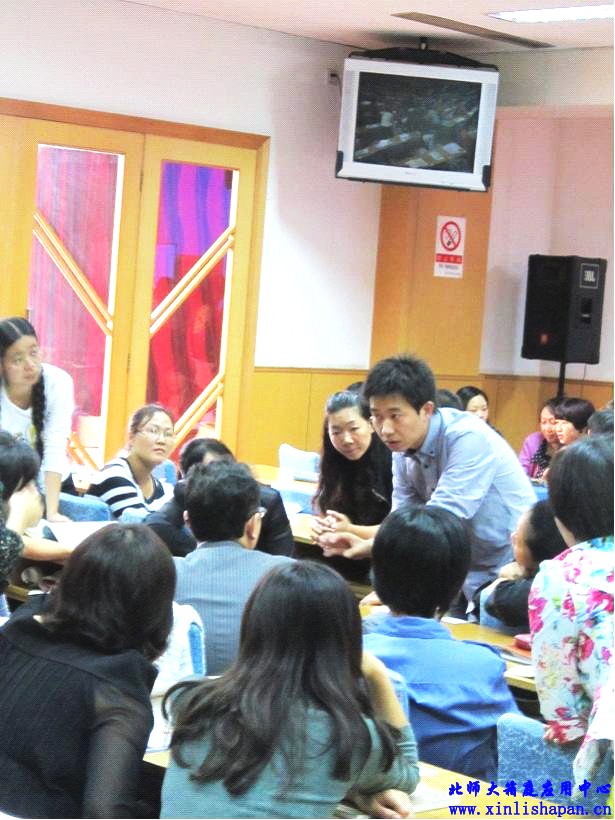 学员与张日昇教授交流团体箱庭