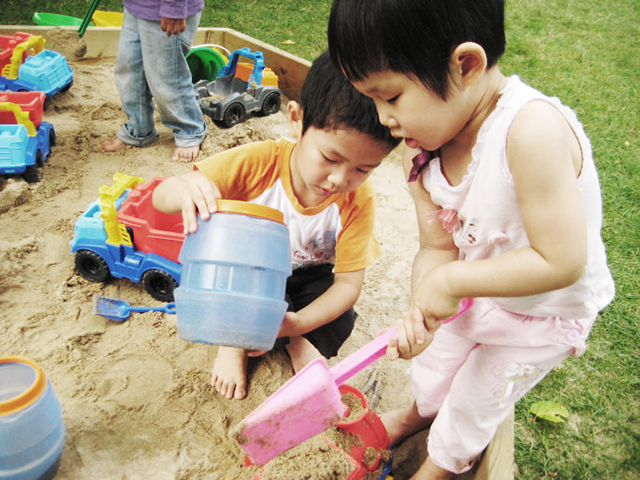 儿童节孩子们在玩沙